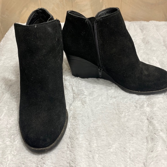 142. Lucky brand suede ankle boots size 7.5 - Picture 1 of 5